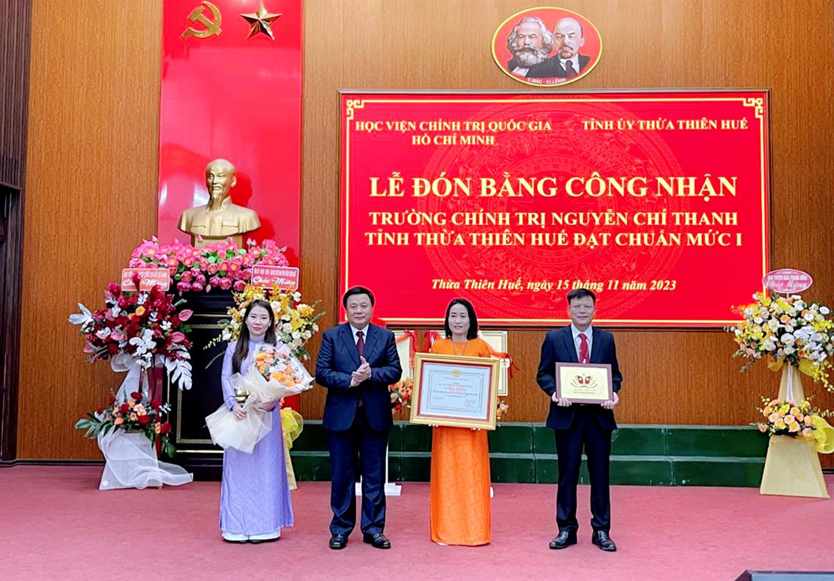 Trao bằng công nhận Trường Chính trị Nguyễn Chí Thanh tỉnh Thừa thiên Huế đạt chuẩn mức 1